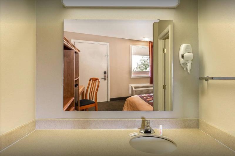 Hotel Super 8 By Wyndham 2*